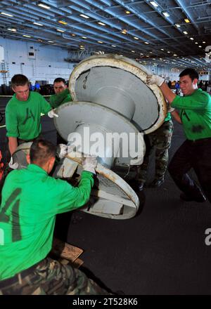 1007180569k-126 OCÉAN ATLANTIQUE (18 juillet 2010) les marins affectés au département Air du porte-avions USS Enterprise (CVN 65) déplacent une bobine qui tient le fil d'arrêt numéro deux. Enterprise est en cours de préparation pour le remplacement de la flotte des qualifications des porte-avions de l'escadron et se prépare pour son 21e déploiement. Marine Banque D'Images