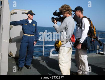 Porte-avions USS Dwight D. Eisenhower (CVN 69), équipage de tournage de Discovery Channel, croiseur de missiles guidés USS Vicksburg (CG 69) Banque D'Images