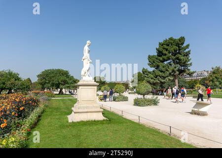 Chemin central avec statues, jardin des Tuileries, 1e arrondissement, Paris, Île-de-France, France Banque D'Images