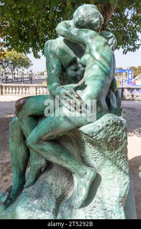 Sculpture le Baiser (le Baiser) d'Auguste Rodin dans jardin des Tuileries, 1e arrondissement, Paris, Île-de-France, France Banque D'Images