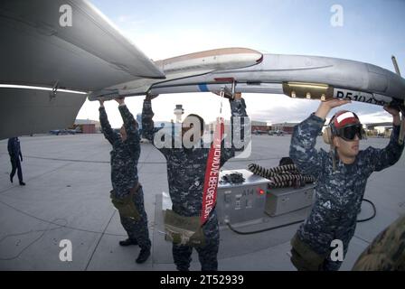 1012076770T-233 FALLON, Nevada (7 décembre 2010) les marins affectés au Naval Strike and Air Warfare Center déchargent les munitions d'un F/A-18E après une mission d'entraînement de jour avec Carrier Air Wing (CVW) 8. Naval Strike and Air Warfare Center est le gardien de 44 avions, dont les variantes F/A-18 Alpha et Charlie Hornet, F/A-18F Super Hornets, F-16 Alfa et Bravo Viper, H-60S Sea Hawk et E2-C Hawkeye. Le CVW-8 est sur le point de terminer sa formation sur les ailes aériennes avant son déploiement à bord du porte-avions USS Theodore Roosevelt (CVN 71). Marine Banque D'Images