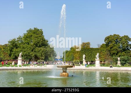 Fontaine du Grand bassin rond dans le jardin des Tuileries, 1e arrondissement, Paris, Île-de-France, France Banque D'Images