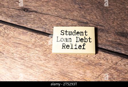 Concept de problème financier. Concept de dette de prêt. L'accent sélectif sur le conseil d'administration dette de prêt écrit à la main. Banque D'Images