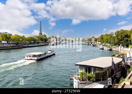 Pont Alexandre III et Tour Eiffel à travers la Seine, Port des champs-Élysées, 8e arrondissement, Paris, Île-de-France, France Banque D'Images