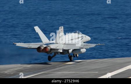 1010232686k-471 ATLANTIC OCEAN (23 octobre 2010) un F/A-18a Hornet affecté au Strike Fighter Squadron (VFA) 87 lancements à partir du porte-avions USS George H.W. Bush (CVN 77). George H.W. Bush effectue un problème d'évaluation finale et de disponibilité de la formation sur mesure du navire. Marine Banque D'Images