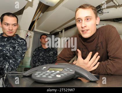 Porte-avions, BOSTON, Boston Bruins, gardien, marine, les gens, les marins, les sports, Tim Thomas, US Navy, USS Abraham Lincoln (CVN 72) Banque D'Images
