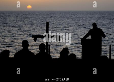 1104246320L-207 ARABIAN SEA (24 avril 2011) des marins à bord du porte-avions de classe Nimitz USS Carl Vinson (CVN 70) participent à un service au lever du soleil le dimanche de Pâques dans la baie du hangar. Carl Vinson et Carrier Air Wing (CVW) 17 mènent des opérations de sécurité maritime et des missions de soutien aérien rapproché dans la zone de responsabilité de la 5e flotte américaine. Marine Banque D'Images