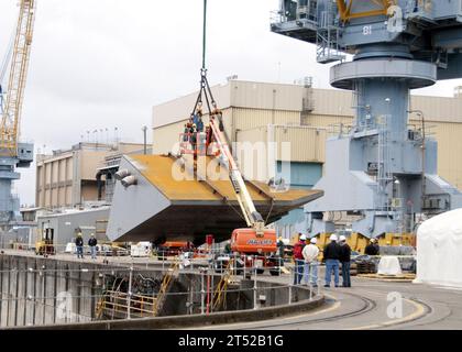 110602FD743-001 BREMERTON, Wash. (2 juin 2011) les travailleurs du service de levage et de manutention du chantier naval de Puget Sound et de l'installation de maintenance intermédiaire se préparent à ajouter deux nouveaux flotteurs dans le cadre des modifications apportées au porte-avions USS Nimitz (CVN 68). Nimitz est en cale sèche et subit une disponibilité incrémentielle prévue pour l'amarrage. (Marine américaine Banque D'Images