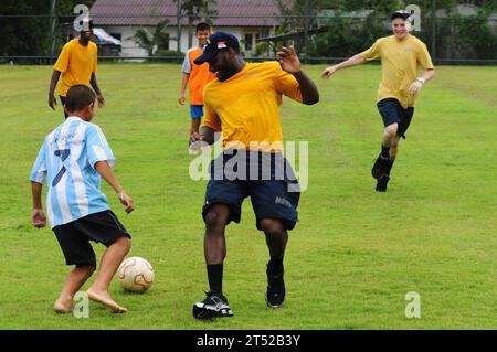 110504IC111-759 THALANG PHUKET, Thaïlande (4 mai 2011) des marins et des Marines affectés au porte-avions USS Ronald Reagan (CVN 76) jouent au football avec des enfants du Youth football Home lors d'un projet de service communautaire. Ronald Reagan est ancré dans la baie de Makham, en Thaïlande, pour une visite prévue du port. Marine Banque D'Images