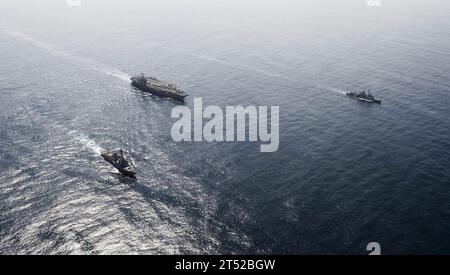 1007096003P-171 5E ZONE DE RESPONSABILITÉ DE la FLOTTE américaine (9 juillet 2010) le porte-avions USS Harry S. Truman (CVN 75), au centre, le destroyer à missiles guidés USS Winston S. Churchill (DDG 81), à gauche, et la frégate de la marine française Jean Bart (D615) naviguent en formation après avoir conclu des exercices d'interopérabilité de défense aérienne conjointe. Harry S. Truman est déployé dans le cadre du Harry S. Truman Carrier Strike Group soutenant les opérations de sécurité maritime et les efforts de coopération en matière de sécurité du théâtre dans la zone de responsabilité de la 5e flotte américaine. Marine Banque D'Images