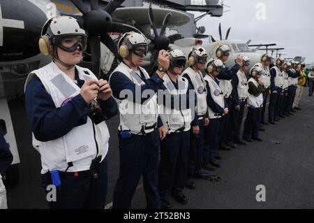 1008077605J-380 PACIFIC OCEAN (7 août 2010) des midshipmen observent les opérations aériennes dans le cadre de leur visite à bord du porte-avions USS Ronald Reagan (CVN 76). Les midshipmen sont à bord pour acquérir de l'expérience et décider quel chemin de carrière suivre. Ronald Reagan mène actuellement des opérations d'entraînement dans l'océan Pacifique. Marine Banque D'Images