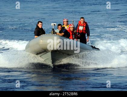 1006157908T-107 OCÉAN ATLANTIQUE (15 juin 2010) Un bateau pneumatique à coque rigide retourne au porte-avions USS George H.W. Bush (CVN 77) après des exercices de récupération d'homme à la mer. George H.W. Bush mène des opérations d'entraînement dans l'océan Atlantique. Marine Banque D'Images