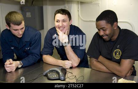 111219VO377-042 PACIFIC OCEAN (19 décembre 2011) des marins parlent à Jimmy Graham, le gros plan des Saints de la Nouvelle-Orléans, lors d'un appel téléphonique de fin d'année à bord du porte-avions USS Abraham Lincoln (CVN 72) de la classe Nimitz. Lincoln, en cours de déploiement dans les zones de responsabilité de la 5e et de la 7e flotte américaine, est en train de changer les ports d'Everett, Washington, à Norfolk, en Virginie, à la suite d'un déploiement pour une révision périodique du complexe de ravitaillement. Banque D'Images