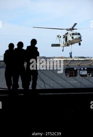 1005251287L-127 OCÉAN ATLANTIQUE (25 mai 2010) les marins affectés au porte-avions USS Enterprise (CVN 65) pilonnent dans une ligne du navire de cargaison sèche et de munitions USNS Lewis et Clark (T-AKE 1) en tant qu'hélicoptère SH-60F, Sea Hawk affecté aux Dragonslayers de l'Escadron anti-sous-marin (HS) 11 capte des munitions lors d'un chargement de munitions. L'Enterprise et la Carrier Air Wing (CVW) 1 mènent des opérations en préparation du 21e déploiement du navire. Marine Banque D'Images