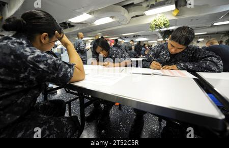 1009164135M-021 ARABIAN SEA (16 septembre 2010) les marins passent l'examen d'avancement à l'échelle de la marine E-4 sur les ponts arrière du porte-avions USS Harry S. Truman (CVN 75). Le Harry S. Truman Carrier Strike Group est déployé pour soutenir les opérations de sécurité maritime et les efforts de coopération en matière de sécurité du théâtre dans la zone de responsabilité de la 5e flotte américaine. Marine Banque D'Images