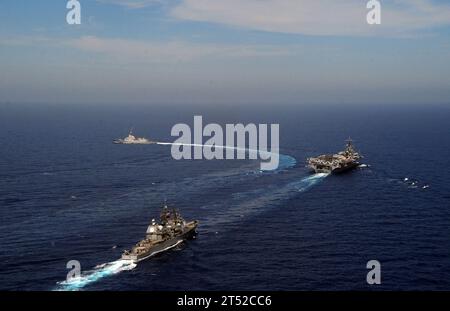 110609VQ827-557 MER MÉDITERRANÉE (9 juin 2011) la frégate de la marine espagnole ESPS Almirante Juan de Borbon (F 102) se détache du porte-avions USS George H.W. Bush (CVN 77) et du croiseur de missiles guidés USS Gettysburg (CG 64), signalant la fin de l'intégration de la frégate espagnole avec le George H.W. Bush Carrier Strike Group. Borbon a rejoint le groupe de grève en septembre 2010 et a participé à tous les travaux préalables au déploiement. Marine Banque D'Images