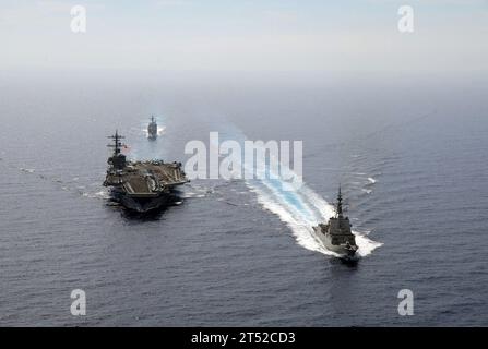 110609VQ827-521 MER MÉDITERRANÉE (9 juin 2011) la frégate de la marine espagnole ESPS Almirante Juan de Borbon (F 102), à droite, s'éloigne du porte-avions USS George H.W. Bush (CVN 77) et du croiseur de missiles guidés USS Gettysburg (CG 64), signalant la fin de l'intégration de la frégate espagnole avec le George H.W. Bush Carrier Strike Group. Borbon a rejoint le groupe de grève en septembre 2010 et a participé à tous les travaux préalables au déploiement. Marine Banque D'Images