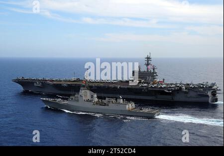 110609VQ827-457 MER MÉDITERRANÉE (9 juin 2011) la frégate de la marine espagnole ESPS Almirante Juan de Borbon (F 102) est en route avec le porte-avions USS George H.W. Bush (CVN 77). George H.W. Bush soutient les opérations de sécurité maritime et les efforts de coopération en matière de sécurité du théâtre dans la zone de responsabilité de la 6e flotte américaine. Marine Banque D'Images