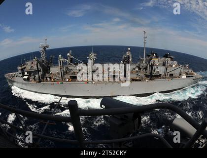 1007268689C-053 OCÉAN ATLANTIQUE (26 juillet 2010) les membres d'équipage à bord du porte-avions USS George H.W. Bush (CVN 77) terminent un réapprovisionnement en cours avec le navire de soutien de combat rapide USNS Arctic (T-AOE 5) du Military Sealift Command. George H.W. Bush mène une formation dans l'océan Atlantique. Marine Banque D'Images