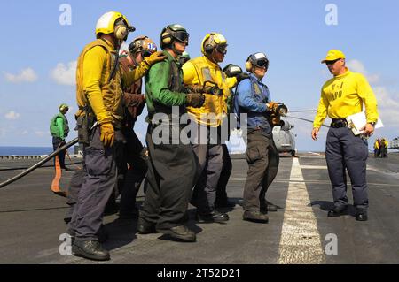 110511OK922-540 OCÉAN INDIEN (11 mai 2011) des marins simulent la lutte contre le feu d'un avion lors d'un exercice sur le pont d'envol du porte-avions de classe Nimitz USS Carl Vinson (CVN 70). Carl Vinson et Carrier Air Wing (CVW) 17 sont en cours dans la zone de responsabilité de la 7e flotte américaine. Marine Banque D'Images