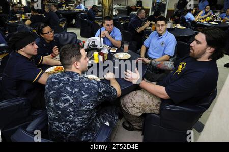 1102178040H-402 ARABIAN SEA (17 février 2011) Darryn Colledge, un garde offensif des Packers de Green Bay, parle avec les marins à bord du porte-avions de classe Nimitz USS Carl Vinson (CVN 70) lors d'une visite coordonnée par Navy Entertainment. Les Packers de Green Bay remportent le Super Bowl XLV. Le Carl Vinson Carrier Strike Group est déployé pour soutenir les opérations de sécurité maritime et les efforts de coopération en matière de sécurité du théâtre dans la zone de responsabilité de la 5e flotte américaine. Marine Banque D'Images