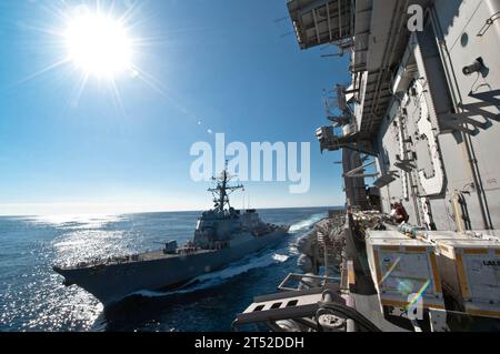 1012051783P-024 OCÉAN PACIFIQUE (5 décembre 2010) le destroyer à missiles guidés USS John McCain (DDG 56) accoste le porte-avions USS George Washington (CVN 73) lors d'un ravitaillement en mer. George Washington et John McCain participent à Keen Sword 2011 avec la Force maritime japonaise d'autodéfense jusqu'au 10 décembre. Marine Banque D'Images