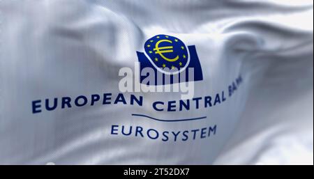Francfort, DE, juin 28 2023 : gros plan du drapeau de la Banque centrale européenne agitant dans le vent. Illustration éditoriale 3d rendu d'illustration. Sélectif f Banque D'Images