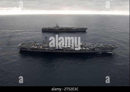 1102177317W-018 ATLANTIC OCEAN (17 février 2011) les porte-avions USS George H.W. Bush (CVN 77), front, et USS Harry S. Truman (CVN 75) effectuent un transfert de munitions. Truman a passé les trois dernières semaines à soutenir les qualifications des porte-avions d'escadron de remplacement de flotte pour le Naval Aviation Training Command et les tests d'adéquation pour le E-2D Advanced Hawkeye. George H.W. Bush mène un exercice de groupe de travail conjoint. Marine Banque D'Images