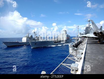 0810141062H-036 PACIFIC OCEAN (14 octobre 2008) le croiseur de missiles guidés USS Shiloh (CG 67) suit le ravitailleur de la flotte du Military Sealift Command USNS Rappahannock (T-AO 204) tandis que le Rappahannock ravitaille le porte-avions USS George Washington (CVN 73). Le George Washington Carrier Strike Group est de retour à la formation en mer dans l’océan Pacifique après avoir récemment participé à l’examen international de la flotte à Busan, en République de Corée. Marine Banque D'Images