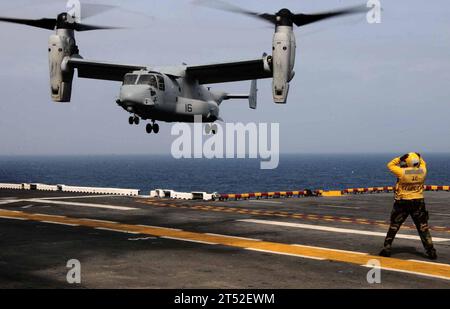 1104117508R-004 ATLANTIC OCEAN (11 avril 2011) un directeur d'avion guide un MV-22B Osprey affecté au Marine Medium Tiltrotor Squadron (VMM) 263 (renforcé) jusqu'à un atterrissage à bord du navire d'assaut amphibie polyvalent USS Bataan (LHD 5). Bataan se déploie en mer Méditerranée. Marine Banque D'Images