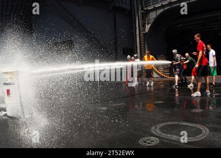 0704189928E-022 MER D'ARABIE (le 18 avril 2007) - des marins utilisent un tuyau d'incendie pour amortir un incendie simulé alors qu'ils participaient aux Jeux olympiques Damage Control (DC) pendant un pique-nique sur la plage en acier parrainé par moral, Welfare and Recreation à bord du porte-avions de classe Nimitz USS John C. Stennis (CVN 74). DC Olympics sont un moyen amusant et compétitif de défier et de tester la capacité de Sailor à répondre aux urgences à bord des navires. Stennis, en tant que membre du John C. Stennis Carrier Strike Group, est en cours de déploiement prévu à l'appui des opérations de sûreté maritime (OSM). US Navy Banque D'Images