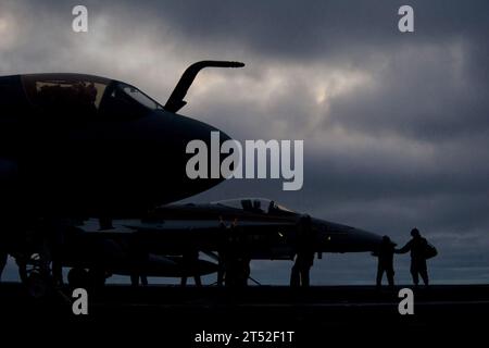 1012157981E-604 PACIFIC OCEAN (15 décembre 2010) un EA-6B Prowler et un F/A-18C Hornet sont prêts pour le lancement après le coucher du soleil à bord du porte-avions USS Carl Vinson (CVN 70). Carl Vinson et Carrier Air Wing (CVW) 17 mènent un exercice composite de trois semaines dans le cadre de l’unité d’entraînement, qui sera suivi d’un déploiement dans l’ouest de l’océan Pacifique. Marine Banque D'Images