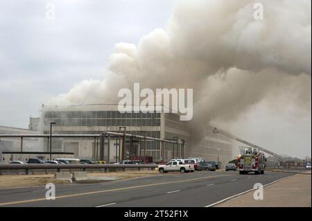 1101275319a-021 NORFOLK (27 janvier 2011) des pompiers travaillent pour éteindre un incendie d'entrepôt à la base navale de Norfolk. Le bâtiment inoccupé, sur Aircraft Tow Way, près de l'aéroport de base et de la porte 3a, contenait des boîtes vides et des palettes. De la fumée blanche a été vue s'élever du bâtiment alors que les pompiers de la base navale et de la ville de Norfolk travaillaient pour contenir l'incendie, qui a commencé vers 10:20 heures du matin, le service d'incendie de Norfolk a envoyé un chef de bataillon et un assistant, une échelle aérienne de 3 hommes et une compagnie de moteurs de 4 hommes sur les lieux. Personne n'a été blessé. Marine Banque D'Images