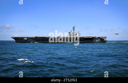 1003284774B-141 PACIFIC OCEAN (28 mars 2010) un FA/18E Super Hornet affecté au Sunliners of Strike Fighter Squadron (VFA) 81 atterrit à bord du porte-avions de classe Nimitz USS Carl Vinson (CVN 70) lors d'opérations aériennes. Carl Vinson soutient Southern Seas 2010, une opération dirigée par le Commandement Sud des États-Unis qui offre aux forces américaines et internationales la possibilité d’opérer dans un environnement multinational. Marine Banque D'Images