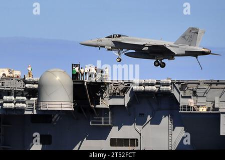 1003234774B-384 PACIFIC OCEAN (23 mars 2010) un FA/18E Super Hornet affecté au Sunliners of Strike Fighter Squadron (VFA) 81 atterrit à bord du porte-avions de classe Nimitz USS Carl Vinson (CVN 70) lors d'une démonstration en vol. Carl Vinson soutient Southern Seas 2010, une opération dirigée par le Commandement Sud des États-Unis qui offre aux forces américaines et internationales la possibilité d’opérer dans un environnement multinational. Marine Banque D'Images
