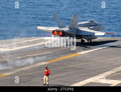 1101297004H-063 ATLANTIC OCEAN (29 janvier 2011) un F/A-18a+ Hornet affecté au Golden Warriors of Strike Fighter Squadron (VFA) 87 décolle du porte-avions USS George H.W. Bush (CVN 77). George H.W. Bush est en cours dans l'océan Atlantique pour mener un exercice d'unité d'entraînement composite. Marine Banque D'Images