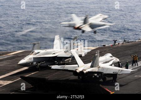 110618UO379-122 ARABIAN SEA (18 juin 2011) un F/A-18E Super Hornet affecté à l'Argonauts of Strike Fighter Squadron (VFA) 147 lance près de F/A-18C Hornets à bord du porte-avions USS Ronald Reagan (CVN 76). Ronald Reagan et Carrier Air Wing (CVW) 14 sont déployés dans la zone de responsabilité de la 5e flotte américaine pour mener des missions de soutien aérien rapproché dans le cadre de l'opération Enduring Freedom. Marine Banque D'Images