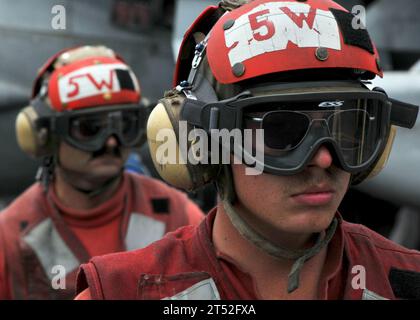 0807107981E-272 NORTH ARABIAN SEA (10 juillet 2008) Aviation Ordnancman 3rd Class John Bird et Aviation Ordnancman 1st Class Michael Sasser, affecté aux « Lancers » de l'Electronic Attack Squadron (VAQ) 131, agir en tant qu'observateurs de sécurité pour empêcher le personnel du poste de pilotage de marcher à travers les gaz d'échappement chauds émis par une unité auxiliaire de puissance tout en démarrant un EA-6B Prowler à bord du porte-avions de classe Nimitz USS Abraham Lincoln (CVN 72). Lincoln est déployé dans la zone de responsabilité de la 5e flotte américaine pour soutenir les opérations Iraqi Freedom et Enduring Freedom ainsi que les opérations de sécurité maritime. ÉTATS-UNIS Banque D'Images