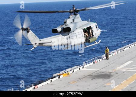 1008023852a-330 OCÉAN ATLANTIQUE (2 août 2010) Un hélicoptère UH-1Y Huey décolle du navire d'assaut amphibie USS Wasp (LHD 1). Cet hélicoptère de transport, affecté au Rotary Wing Aircraft Test Squadron (HX) 21, basé à Patuxent River, Maryland, a déjà été mis en œuvre dans la flotte et devrait remplacer l'ancien UH-1N. L'hélicoptère dispose d'un moteur plus gros et de deux pales de plus que les deux premières du Huey, ce qui lui donne plus de capacités de transport. Wasp mène actuellement des opérations de vol d'essai et a été choisi comme plate-forme pour évaluer les limites et les capacités des nouvelles et des mises à niveau Banque D'Images