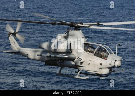 1008023852a-366 OCÉAN ATLANTIQUE (2 août 2010) un hélicoptère AH-1Z Cobra affecté au Rotary Wing Aircraft Test Squadron (HX) 21, basé à Patuxent River, Maryland, approche du navire d'assaut amphibie USS Wasp (LHD 1). Cette version améliorée du Cobra n'est pas encore disponible pour la flotte. L'hélicoptère dispose d'un moteur plus gros et a deux pales de plus que les deux d'origine du Cobra, ce qui lui donne plus de puissance et de maniabilité. Wasp effectue des vols d'essai et a été choisi comme plate-forme pour évaluer les limites et les capacités des nouveaux modèles d'aéronefs. Marine Banque D'Images