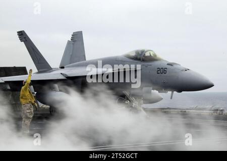 0907273038W-271 PACIFIC OCEAN (27 juillet 2009) un F/A-18E Super Hornet affecté au Tophatters of Strike Fighter Squadron (VFA) 14 se prépare à être lancé à partir du porte-avions USS Nimitz (CVN 68). Nimitz et Carrier Air Wing (CVW) 11 mènent des opérations au large des côtes de la Californie du Sud en préparation d'un déploiement prévu dans l'ouest de l'océan Pacifique. Marine Banque D'Images