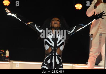 Le 2 novembre 2023, Beverley Knight se produit au Philharmonic de Liverpool, Royaume-Uni. Crédit photo : David Bronstein/Alamy Live News Banque D'Images