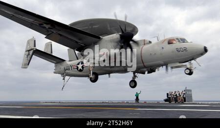 0703215345W-031 ATLANTIC OCEAN (21 mars 2007) - les officiers des signaux d'atterrissage (LSO) regardent un E-2C Hawkeye affecté aux « Seahawks » du Carrier Airborne Early Warning Squadron (VAW) 126 pour une récupération arrêtée sur le pont d'envol du porte-avions de classe Nimitz USS Harry S. Truman (CVN 75). Truman est en train de mener une formation sur mesure sur la disponibilité des navires (TSTA). US Navy Banque D'Images