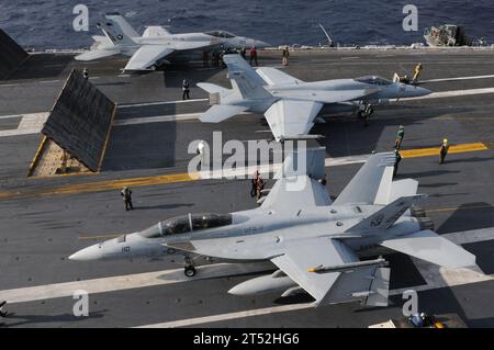 1012099693M-009 ATLANTIC OCEAN (9 décembre 2010) deux F/A-18E Super Hornet affectés au Knighthawks of Strike Fighter Squadron (VFA) 136 se préparent pour un lancement assisté par catapulte en tant que F/A-18E Super Hornet affecté aux Red Rippers of Strike (VFA) 11 taxis vers l'arrière du porte-avions USS Enterprise (CVN 65). Enterprise Carrier Strike Group participe à un exercice de groupe de travail conjoint en préparation d'un déploiement à venir. (Marine américaine Banque D'Images