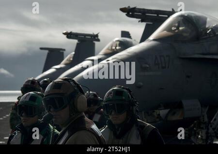 1012177981E-203 OCÉAN PACIFIQUE (17 décembre 2010) le personnel de maintenance de l'escadron surveille le lancement de ses avions pendant que d'autres sont préparés pour des missions sur le pont d'envol du porte-avions USS Carl Vinson (CVN 70). Carl Vinson et Carrier Air Wing (CVW) 17 participent à un exercice composite de trois semaines d'entraînement de l'unité, qui sera suivi d'un déploiement dans l'ouest de l'océan Pacifique. Marine Banque D'Images