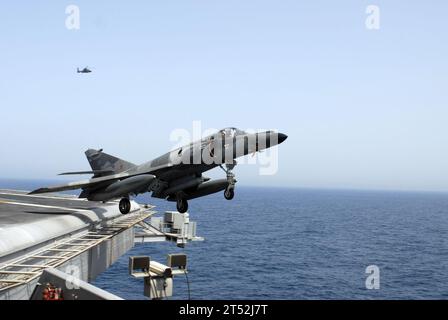 0704128157C-307 ARABIAN SEA (12 avril 2007) - Un Super-Etendard français du porte-avions à propulsion nucléaire Charles de Gaulle (R 91) termine un touch-and-Go sur le pont d'envol du porte-avions de classe Nimitz USS John C. Stennis (CVN 74). Stennis, dans le cadre du John C. Stennis Carrier Strike Group, et Charles de Gaulle, navire amiral du commandant de la Task Force 473, opèrent dans la mer d'Arabie du Nord. Stennis et Charles de Gaulle mènent des exercices bilatéraux et soutiennent les forces terrestres multinationales en Afghanistan. US Navy Banque D'Images
