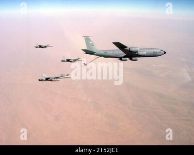 0808287665F-001 AFGHANISTAN (28 août 2008) un F/A-18C Hornet affecté aux « Stingers » du Strike Fighter Squadron (VFA) 113 participe à un ravitaillement aérien avec un avion-citerne KC-135R de la Force aérienne tandis que deux F/A-18E Super Hornets affectés au ТEaglesУ du Strike Fighter Squadron (VFA) 115 volent le long de l'opération Enduring Freedom. Ronald Reagan est déployé dans la zone de responsabilité de la 5e flotte américaine. (Marine américaine Banque D'Images