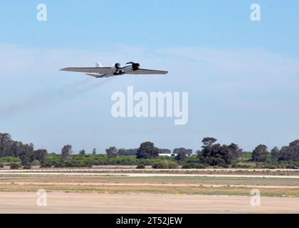 110909ZO368-248 ROTA, ESPAGNE (9 septembre 2011) Un avion de recherche à haute altitude WB-57 de la NASA décolle de l'aérodrome de la base navale de Rota, en Espagne. L'équipage du Johnson Space Center a visité Rota pour l'entretien de routine et le ravitaillement de l'avion. Marine Banque D'Images