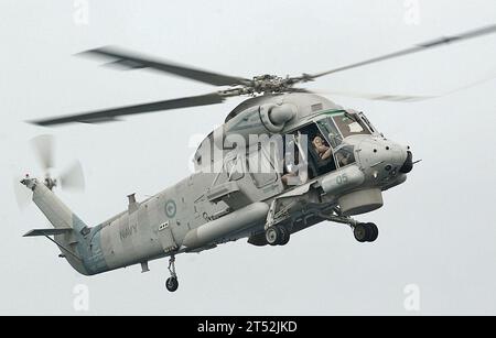 0807305384B-013 NORTH ARABIAN SEA (30 juillet 2008) le SH-2G Sea Sprite de la Royal New Zealand Navy se prépare à atterrir à bord du porte-avions de classe Nimitz USS Abraham Lincoln lors d'un échange de Sailor entre le Lincoln et la frégate HMNZS te Mana (F111) de la Royal New Zealand Navy. Lincoln est déployé dans la zone d'opérations de la 5e flotte américaine soutenant les opérations Iraqi Freedom et Enduring Freedom ainsi que les opérations de sécurité maritime. Marine Banque D'Images