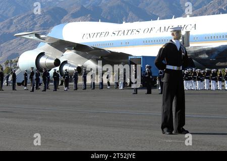 0612304021H-001 Palm Springs, Californie (30 décembre 2006) Р Un marin affecté à la Garde d'honneur des forces armées attend l'arrivée du cercueil de l'ancien président Gerald Ford pour le transport à Washington, D.C., lors de la cérémonie de départ de Palm Springs, Californie. Le personnel du DoD aide à honorer Ford, le 38e président des États-Unis, décédé le 26 décembre. Les restes de Ford seront transportés par avion à Washington, D.C., pour des funérailles d'État dans la rotonde du Capitole et un service funéraire à la cathédrale nationale de Washington, suivi d'un service funéraire au Gerald R. Ford Presidential Museum à Banque D'Images